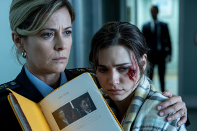 El golpe en la puerta me reventó el sueño y el alma. Era mi hija, con el labio abierto y el ojo morado, pidiendo refugio entre sollozos: “Mi esposo me pegó… por su amante.” No hubo gritos. No hubo preguntas. La ayudé a entrar, le limpié la sangre y, en silencio, abrí el clóset, me puse el uniforme y encajé el cargador. Después marqué al abogado: “Empieza el plan. Ahora.” Lo que siguió fue una guerra metódica, con pruebas, calle y ley; una batalla contra el miedo, los rumores del barrio y un hombre que se creía intocable.