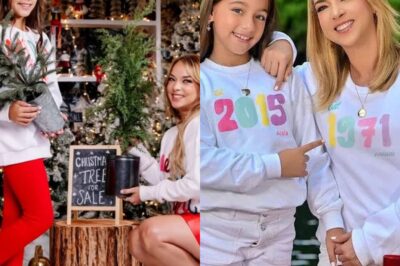 Adamari López y Alaïa se lucen en una bella producción de fotos navideñas! cual te gusta más?