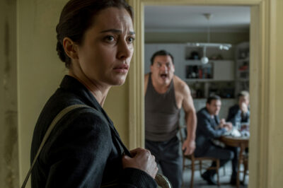 EL PRECIO OCULTO DEL AMOR: TRAS CINCO AÑOS DE SACRIFICIO DOMÉSTICO, ÉL GRITÓ ANTE SU FAMILIA QUE SU TRABAJO NO VALÍA NADA Y ELLA LO ABANDONÓ CON SÓLO TRES MALETAS.