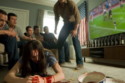 Solía ​​pensar que los moretones en mi cara eran mi vergüenza, hasta que mi esposo los llamó su orgullo. “Mira el partido y no me avergüences”, me advirtió. Cuando su equipo perdió, me pateó al suelo delante de sus amigos. La sala se congeló. Alguien susurró: “¿Acaba de…?”. Mientras yacía allí temblando, un pensamiento atravesó el dolor: si vieran la verdad esta noche… mi vida nunca volvería a ser la misma.