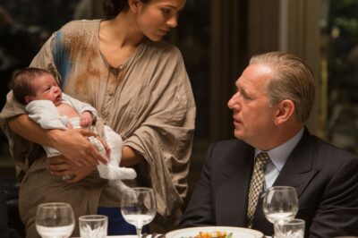 UN MILLONARIO SOLITARIO EN EL CORAZÓN DE MADRID DESCUBRE QUE LA MENDIGA QUE PIDE SOBRAS EN NOCHEBUENA LLEVA EL BRAZALETE DE SU AMOR PERDIDO.