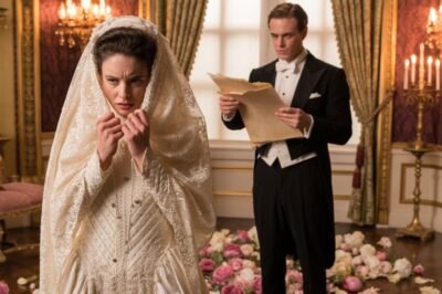 Me vendieron a un desconocido rico para escapar de la pobreza, pero en nuestra noche de bodas, la verdad que reveló dejó a todos sin palabras. Me quedé allí temblando cuando susurró: «No tengas miedo. No soy quien crees». Retrocedí un paso. «Entonces, ¿qué quieres de mí?». Suspiró, abrió una caja fuerte y dejó un montón de documentos sobre la mesa. «Yo no te compré…». Fruncí el ceño. «¿Qué quieres decir?». Me miró con culpa. «Tu familia… me pagó para que te llevara. Para ocultar algo». Me acercó los papeles. «Sobre quién eres realmente».