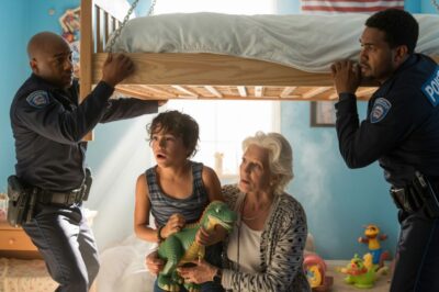 Durante dos semanas, mi hijo no contestó ni una sola llamada. Preocupadísima, conduje hasta su casa sin avisar a nadie. El lugar estaba demasiado silencioso, demasiado silencioso. Entonces oí un suave crujido proveniente de la habitación de mi nieto. “¿Hola? ¿Quién anda?”, susurré, con el corazón latiéndome con fuerza. Algo se movió debajo de la cama. Cuando la policía lo levantó, lo que encontramos nos dejó paralizados de incredulidad, porque…