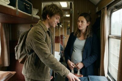 “Después de cinco años de sacrificio por mis suegros con discapacidad mental, mi marido me despreció por mi apariencia y exigió el divorcio. Firmé de inmediato, sin saber que…”