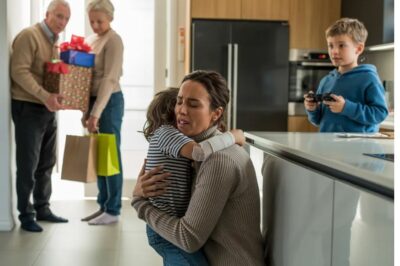 Llegué a casa de mi viaje de negocios dos días antes y encontré a mi hija de 9 años sola, restregando el suelo de la cocina hasta que le sangraron las manos como “castigo”. Mis suegros se habían llevado a “su verdadero nieto” —el hijo de mi cuñada— a un parque de atracciones.