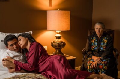 Al regresar a casa después del turno nocturno, la esposa se sorprendió al ver a su esposo dormido profundamente junto a su ama. Ella se quedó en silencio, esperando pacientemente un resultado satisfactorio.