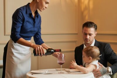 Con la hija del jefe de la mafia nunca se le había escapado una palabra… hasta que señaló a la camarera y susurró: —Mamá.