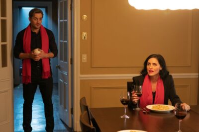 Pensé que no era nada, solo mi esposa saliendo con su pañuelo rojo. Pero entonces la vecina preguntó: *”¿Cuándo regresaste del cementerio?”*. No me miraba a los ojos. Ese pañuelo seguía apareciendo, siempre antes de que comiera. *”Te preocupas demasiado”,* sonrió. Así que compré uno idéntico para ponerla a prueba. En el momento en que entré, me miró… y se rió. Fue entonces cuando supe que la verdad era mucho más oscura de lo que imaginaba