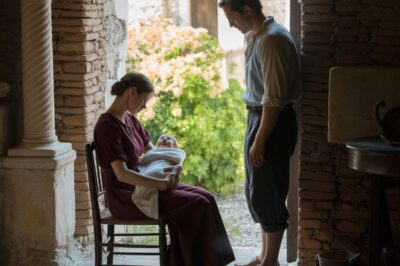 La castigué encerrándola en el cobertizo por desafiar a mi madre… al amanecer, la verdad me dejó sin aliento.