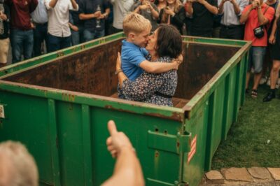“Mis propios padres me arrojaron a un contenedor frente a todos… y ese fue el día en que dejé de ser su víctima”