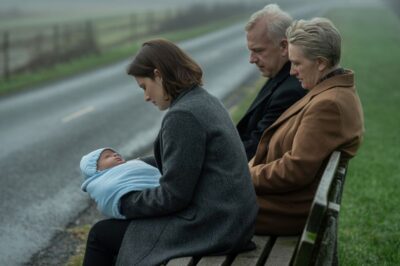Madre Soltera Encuentra una Pareja de Ancianos Abandonados en la Parada de Autobús, su Gesto Emociona…