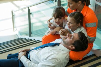 Después de una caída por las escaleras, el jefe fingió estar inconsciente—lo que la niñera hizo a continuación lo llevó a lágrimas.