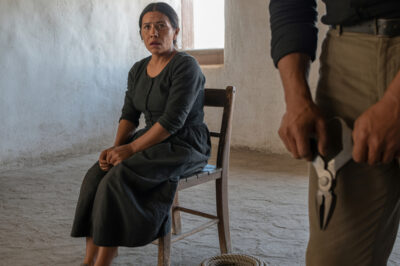 El grito partió el mediodía en dos.