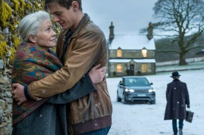 En medio de la noche invernal, cuando 30 millones de dólares ya no valen tanto como un “escudo” de lana. El multimillonario se quedó paralizado al ver a su madre acurrucada y temblando en una acera helada, y la desgarradora verdad sobre el niño sin hogar que le salvó la vida.