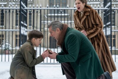 “El director humilló a un mendigo frente al orfanato, sin saber que esa noche comenzaría la caída de todo su imperio”