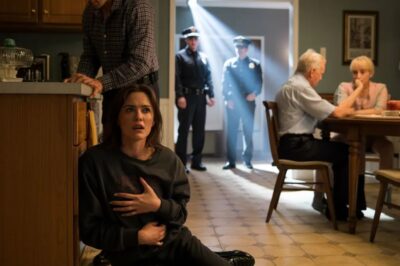 A las cinco de la mañana, me arrancó de la cama de un tirón, como si yo fuera basura. —¡Levántate, vaca floja! Embarazada o no, cocinas para mis padres… ¡AHORA! —rugió, escupiendo mientras hablaba. Abajo, su madre aplaudía. Su padre se reía. Se me hizo un nudo en el estómago; el dolor me atravesó con tanta fuerza que la vista se me partió en destellos. Caí al suelo, saboreando sangre, oyéndolos bromear por encima de mí como si no fuera nada. Pero se les pasó una cosa: antes de que el último golpe me apagara, alcancé a enviar un mensaje. Y ya estaba entregado.