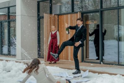 “Estás invadiendo propiedad privada, Elena, sal de mi terraza antes de que llame a la policía” — El millonario que echó a su esposa embarazada a la nieve descalza.